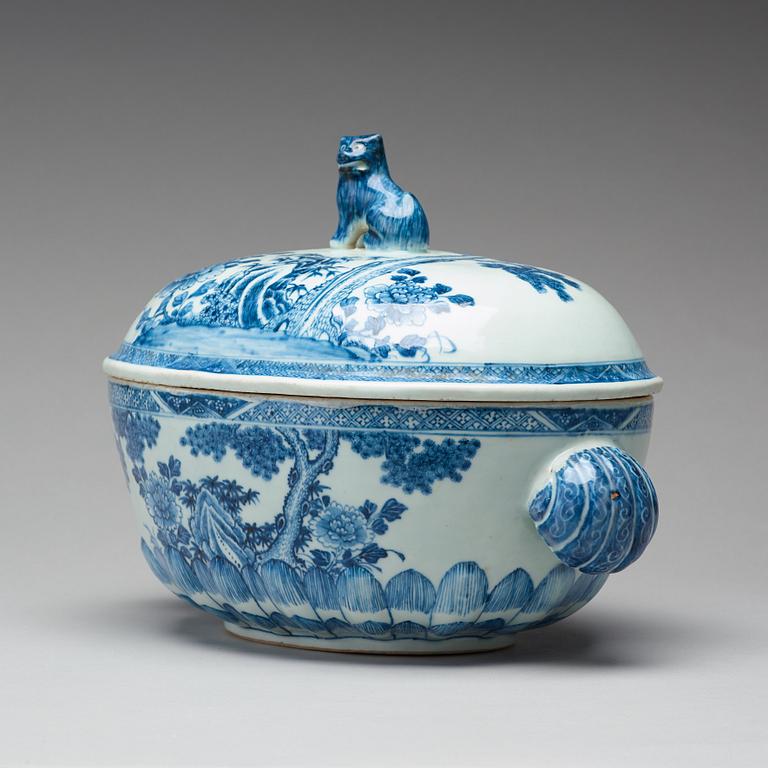 A blue and white tureen with cover, Qing dynasty, Qianlong (1736-95).