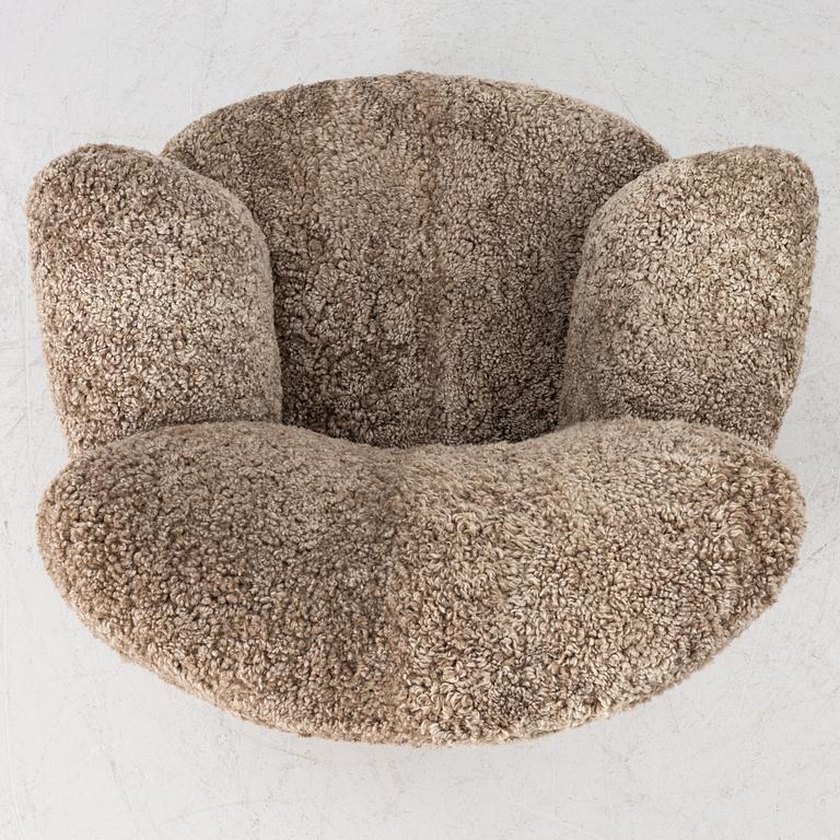 A pair of easy chairs, mid-20th century.