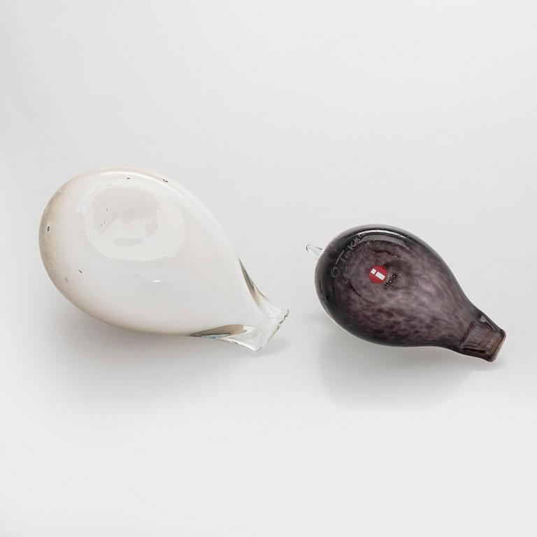 Oiva Toikka, lasilintuja, 2 kpl, "Untuviklo" ja "Pikku Uivelo", signeerattu O. Toikka Nuutajärvi/Iittala.
