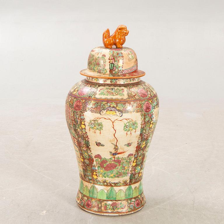 A Chinese ceramic urn early 1900s.
