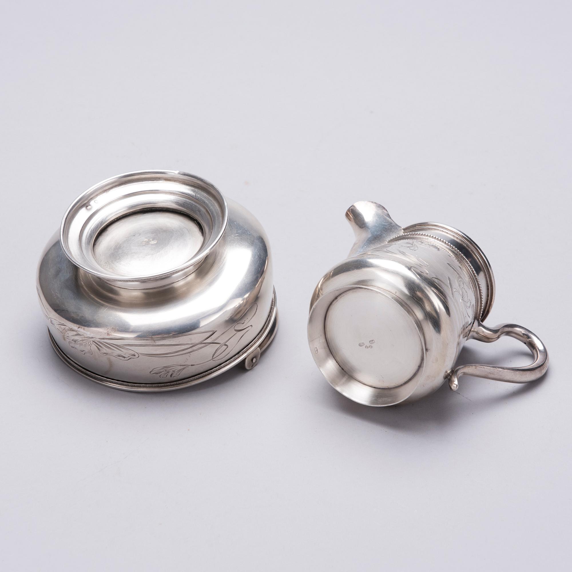 GRÄDDSNÄCKA, silver, Moskva 1889-1914 och SOCKERSKÅL, silver, Moskva 1908-26. Tot vikt 365 g.