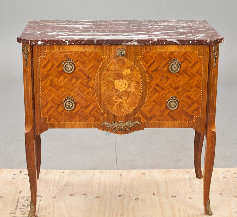 BYRÅ, gustaviansk stil. 1900-tal.