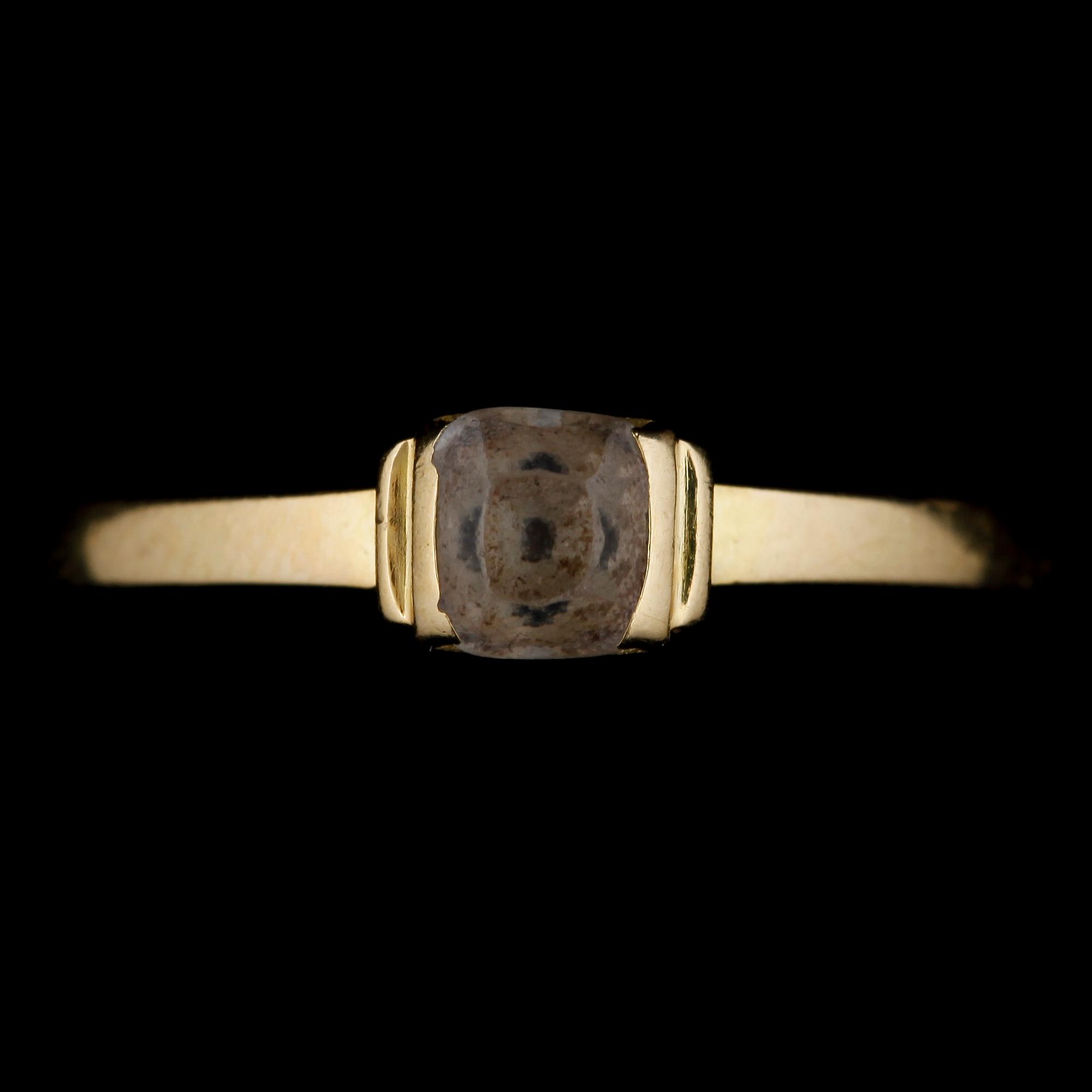 RING, 18k guld med bergkristall. Wiwen Nilsson, Lund 1947. Vikt 2,6 g.