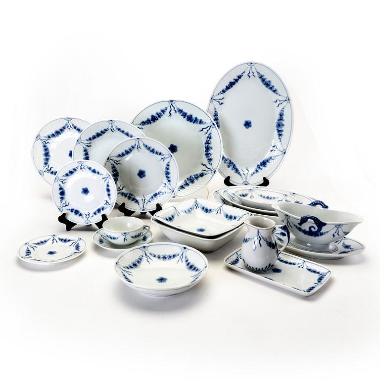 A Danish 98 pcs Bing & Gröndahl porcelain service from the latter part of the 20th century.