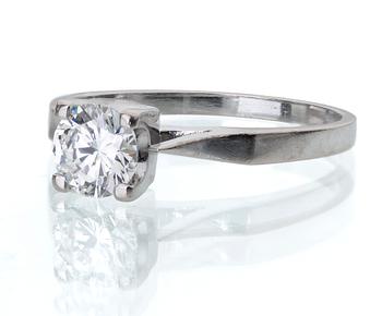 RING, 18K vitguld med briljantslipad diamant, enligt certifikar 1.01 ct. Otydliga stämplar.