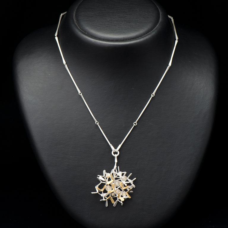 CHAO-HSIEN KUO, RIIPUS,  "Flying seeds / raindrop pendant", hopeaa, keum-boo 24K kultafolio, vuorikide, 2015.