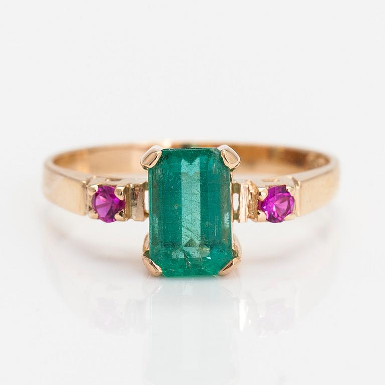 A 14K gold ring, with a step-cut emerald approximately 1.37 ct and syntetic rubies. Finnish hallmarks.