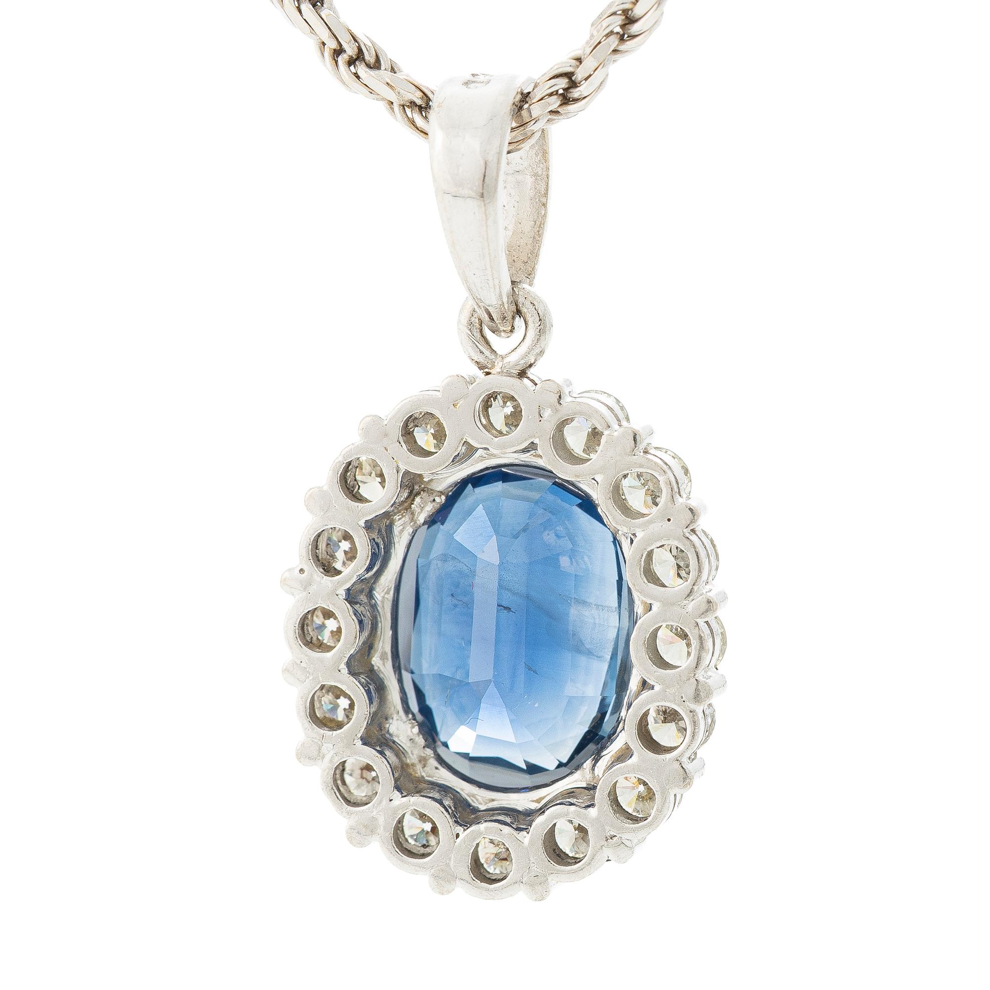 Pendant in 18K white gold with a faceted sapphire and round brilliant-cut diamonds.