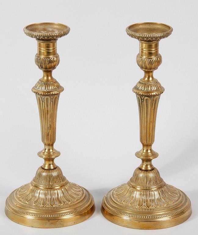 LJUSSTAKAR, ett par, mässing, Louis XVI-stil, 1900-tal.