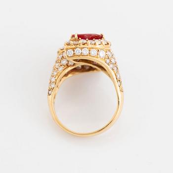 An 18K gold ring set with two facted rubies and round brilliant-cut diamonds.