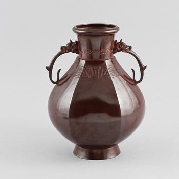 VAS, brons, Japan, 1900-talets första hälft, märkt undertill.
