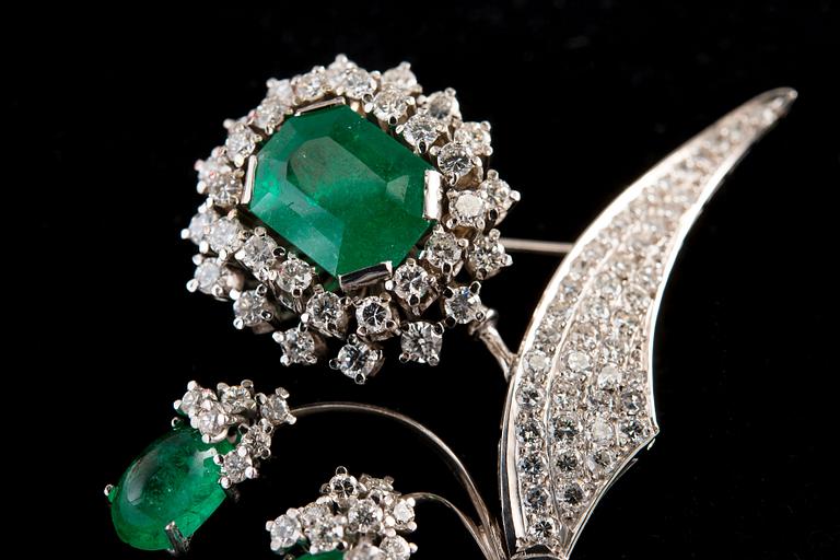 A BROOCH, emeralds c. 8 ct , brilliant cut diamonds 0.56 ct. 18K white gold, Gothenburg 1975.