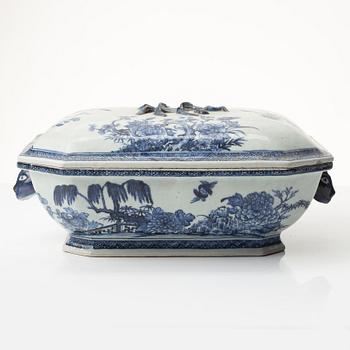 A blue and white tureen with cover, Qingdynasty, Qianlong (1736-95).
