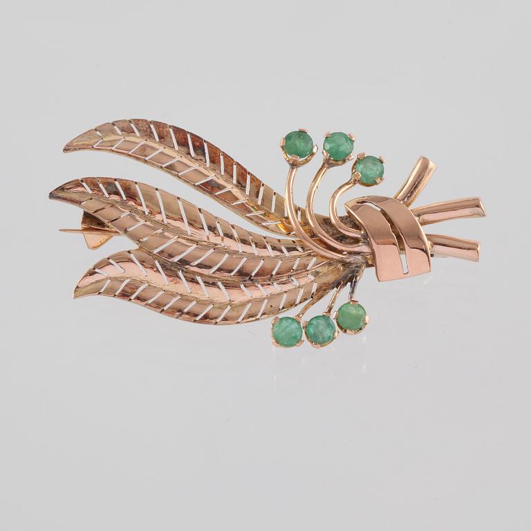 BROSCH, 14K guld med 6 fasettslipade smaragder. Vikt 7,7 gram.