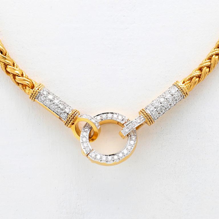 Necklace in 22K gold with round brilliant-cut diamonds.