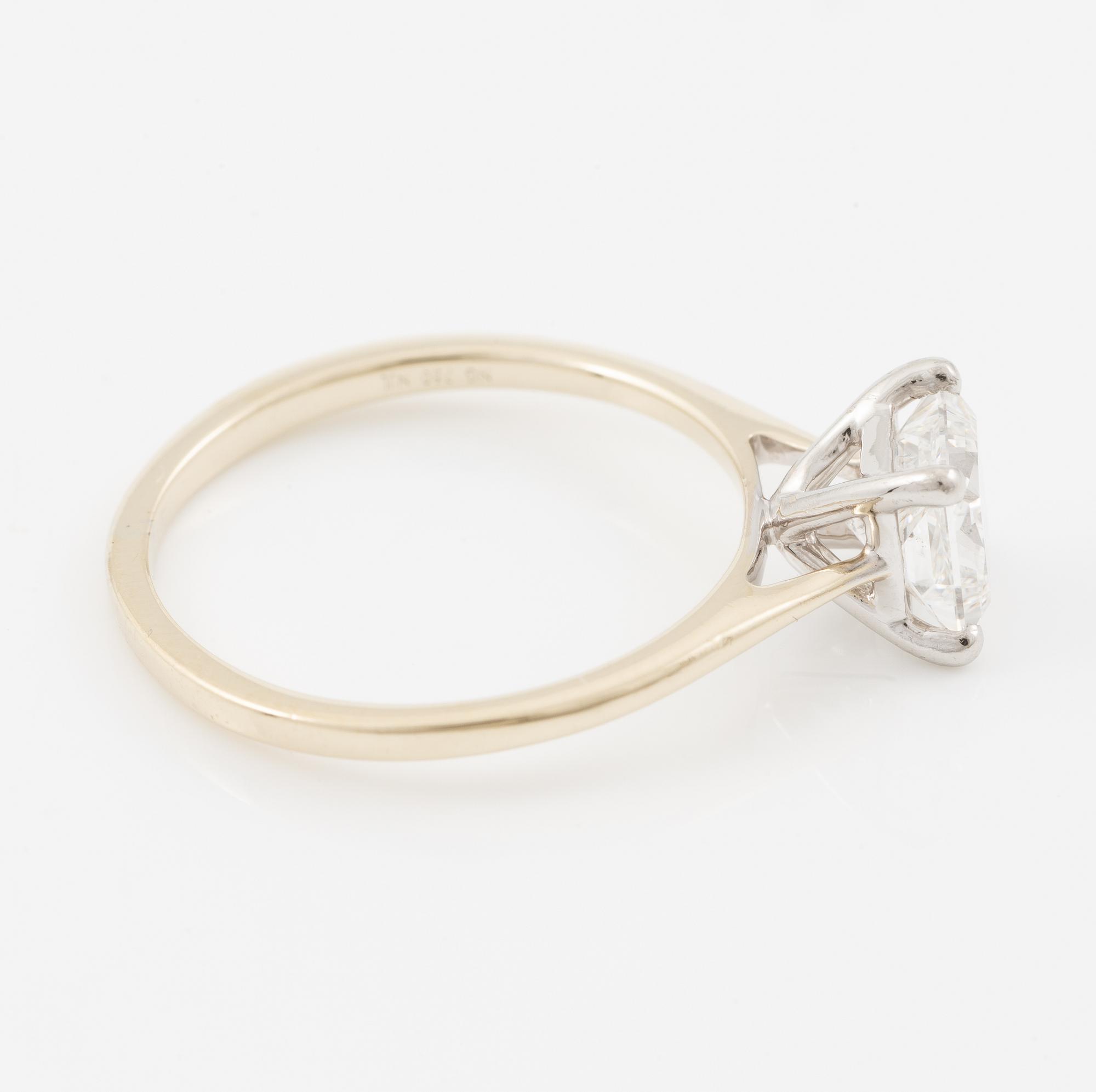 Ring, 18K gold with princess-cut diamond 1.02 ct.
