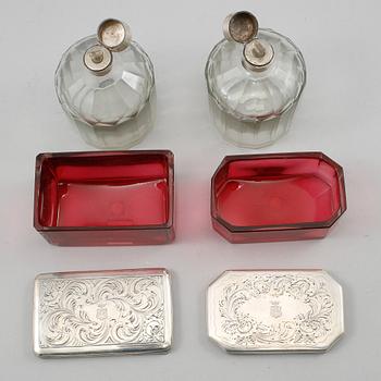 PARFYMFLASKOR, ett par, samt ASKAR, ett par, silver och glas, Sverige, 1857-77.