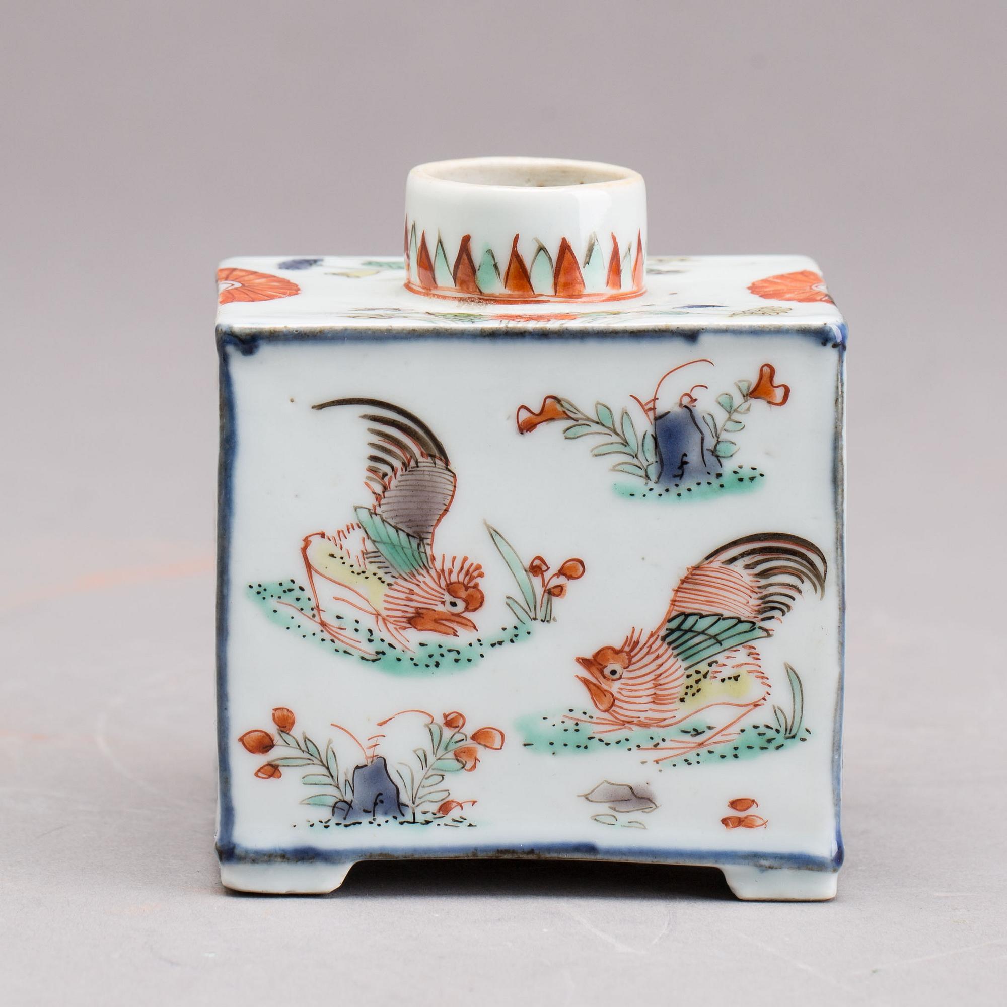 A famille verte porcelain tea caddy, Qing dynasty, Kangxi (1662-1722).