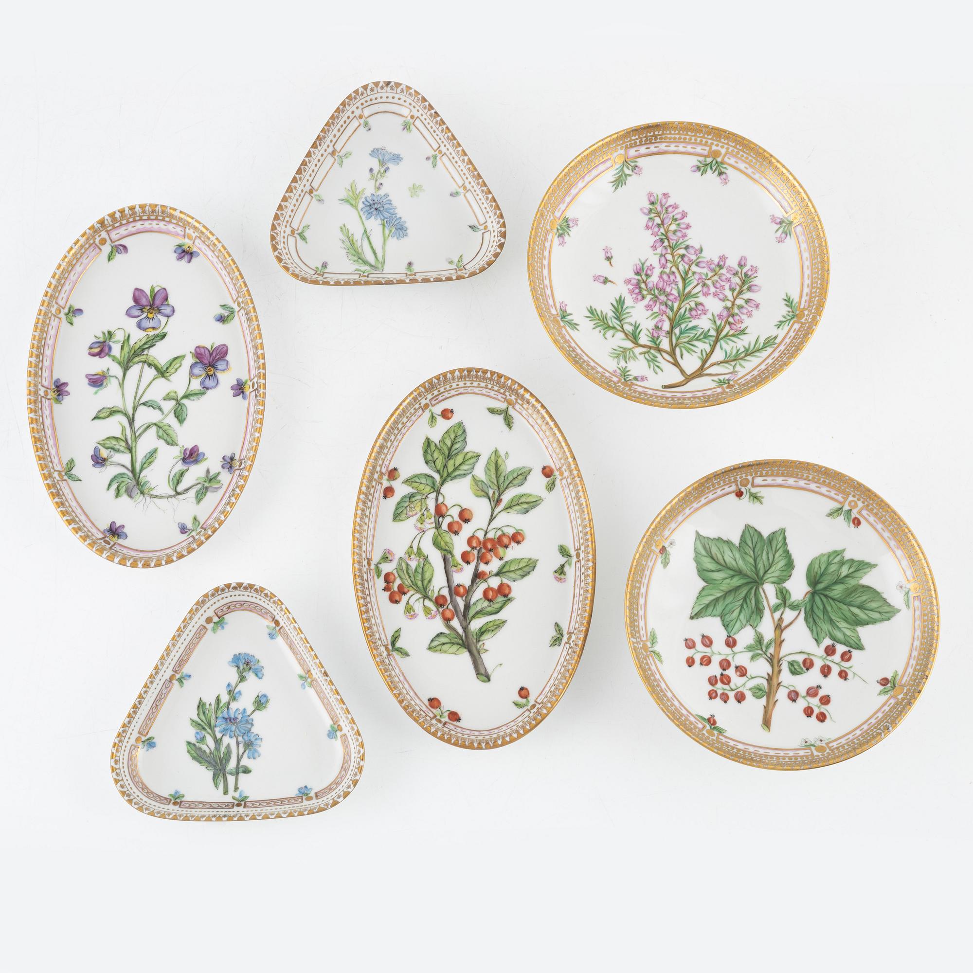 15 pieces of "Flora Danica (Hausmålerai) porcelain, Royal Copenhagen, Denmark.