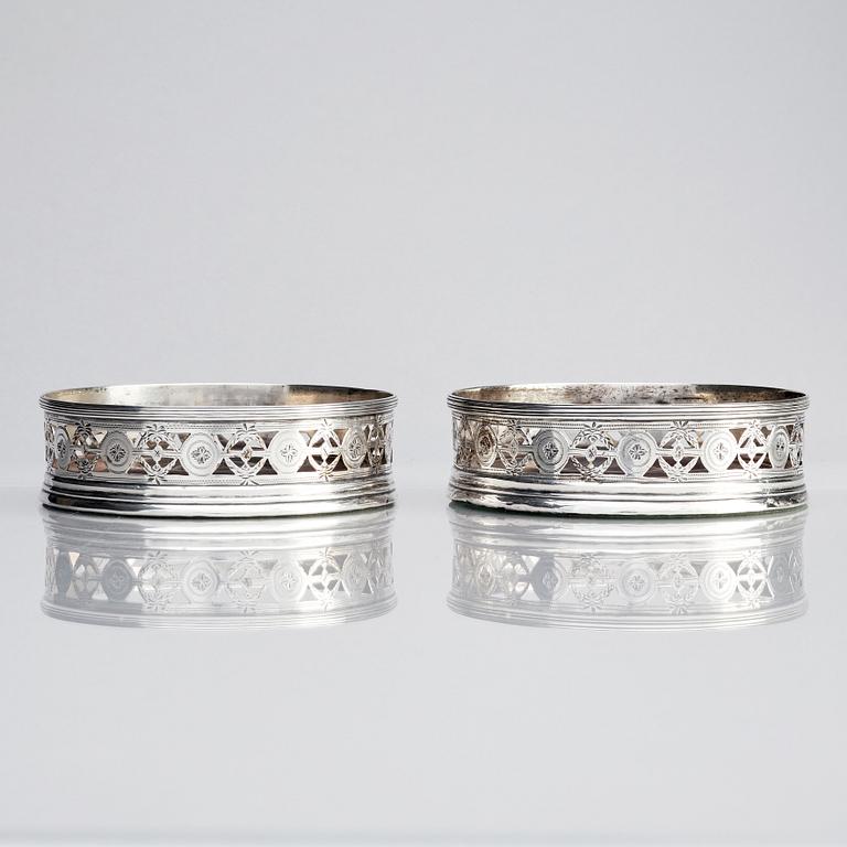 John Robertson & David Darling, coasters, ett par, silver, Newcastle 1795.
