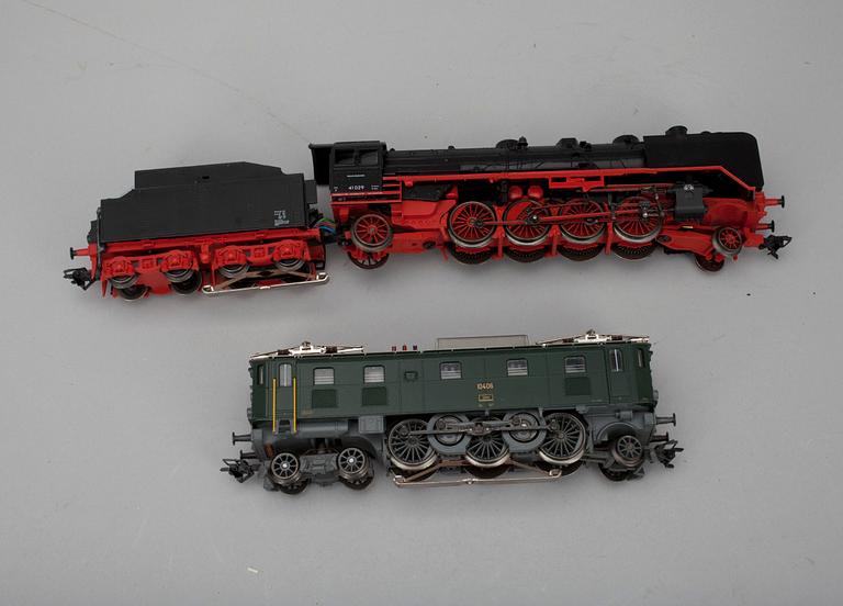 LOKOMOTIV, 2 st, TÅGVAGNAR samt DEPÅ, Märklin, Tyskland.