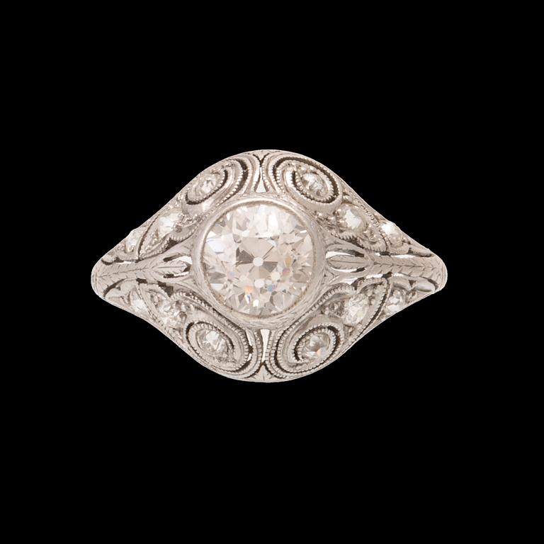 Ring in platinum with old-cut diamonds.