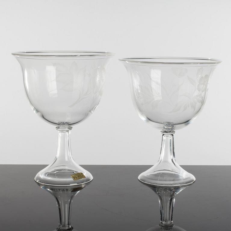 LISA BAUER, skålar på fot, 2 st, glas, signerade, Kosta, 1979.