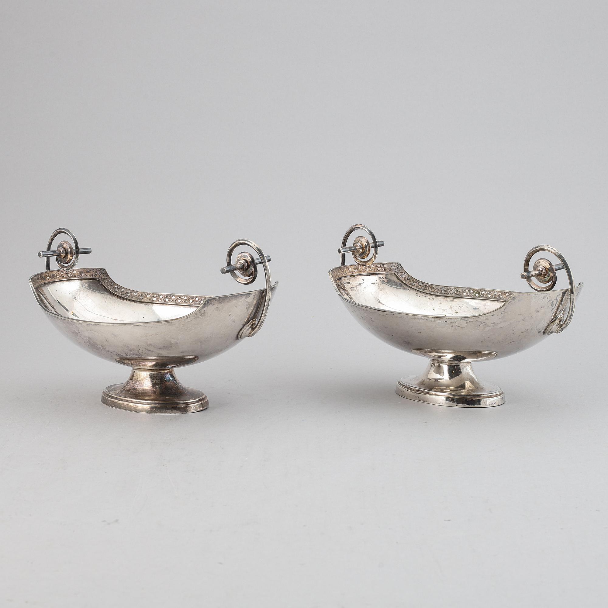 A pair of silver plated bowls, first half of the 20th Century.