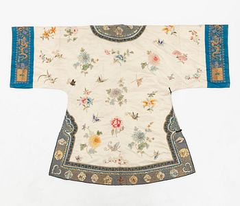 A Chinese embroidered silk robe, late Qing dynasty/early 20th century.
