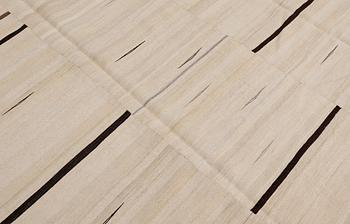 Matta, orientalisk slätväv, ca 314 x 221 cm.