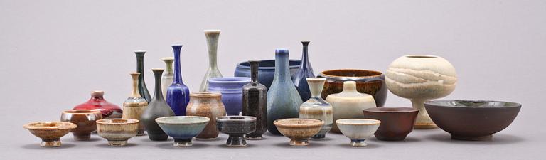 STENGODSMINIATYRER, 26 st, bl a John Andersson Höganäs och Carl-Harry Stålhane Rörstrand, 1900-talets andra hälft.