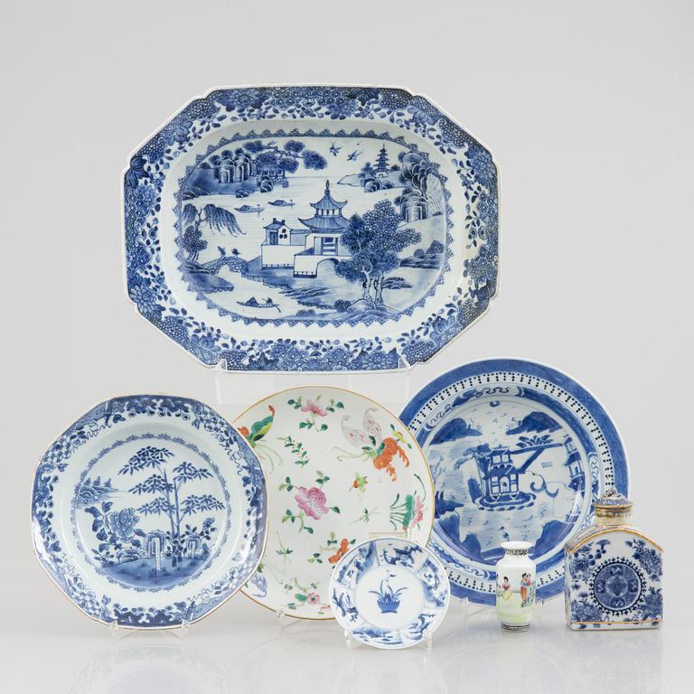 Seven pieces of Chinese porcelain, 18th-20th century.