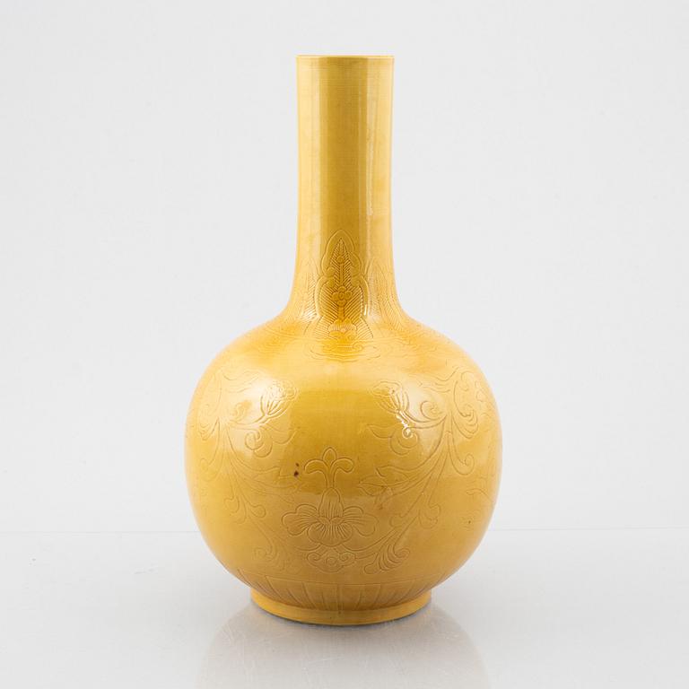 A porcelain vase, China, 20th century.