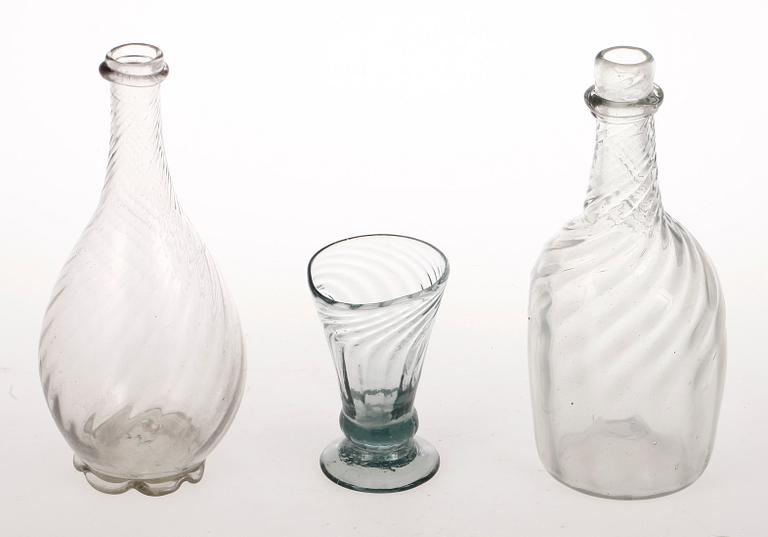 FLASKOR, 2 st och SNAPSGLAS, glas, 1700-tal.