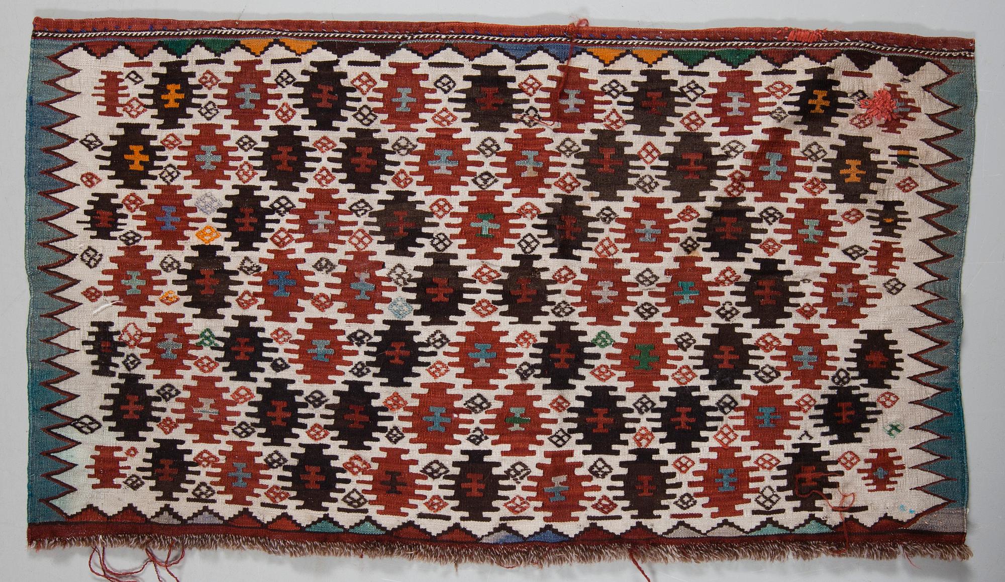KELIM, VÄSKA OCH MATTA, antika. Väskan 107x47 cm, höjd 38 cm. Mattan 107x59 cm.