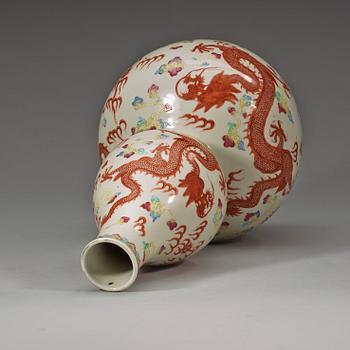 A double-gourd vase, 20th century, with Qianlong sealmark.