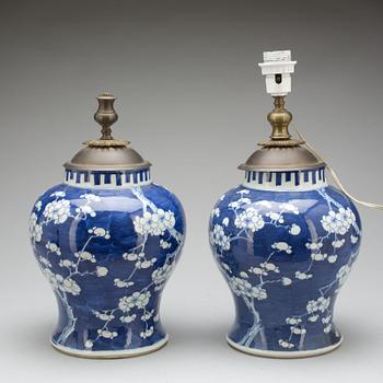 BORDSLAMPOR, två st. Porslin, Kina. Kangxistil, 1900-tal.