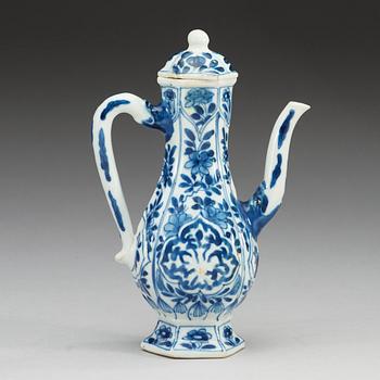 A blue and white wine ewer with a cover, Qing dynasty, Kangxi (1662-1722).