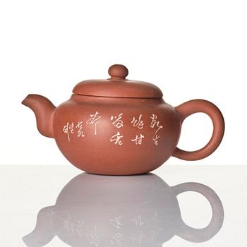 A group of three Chinese yixing tea pots with cover.