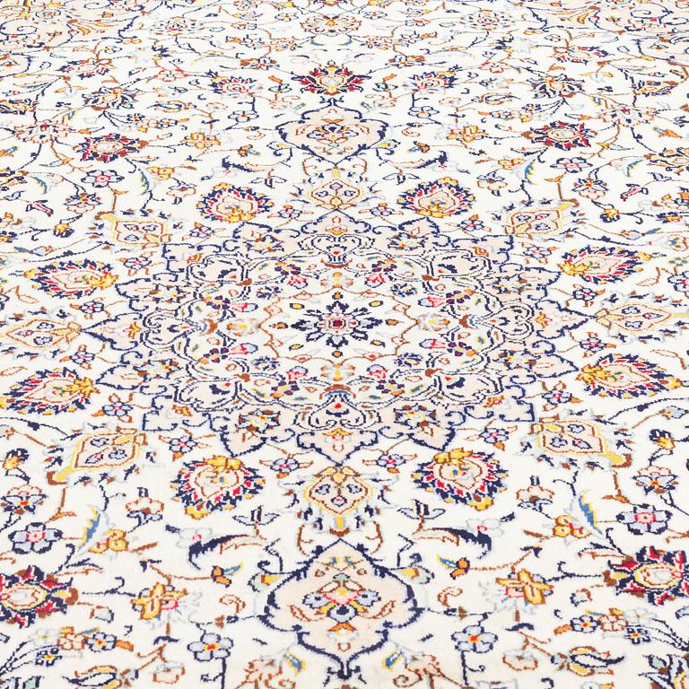 A carpet from Kashan, around 330 x 261 cm.