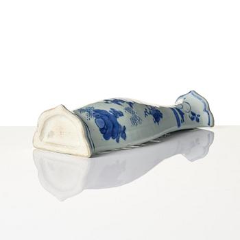 A blue and white pear shaped wall vase, Transition, 17th century.