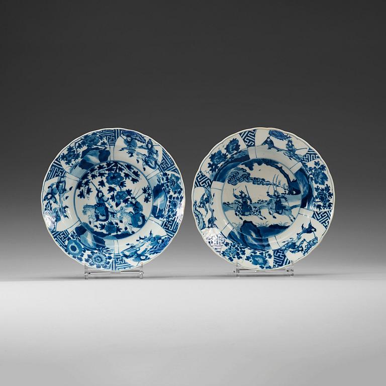 SKÅLFAT, ett par, porslin. Qing dynastin, med Kangxis sex karaktärers märke och tid (1662-1722).