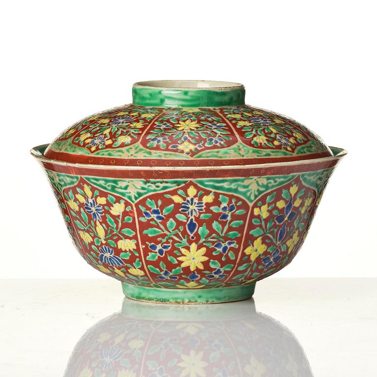 A Benjarong bowl with cover, Qing dynasty, 19th century.