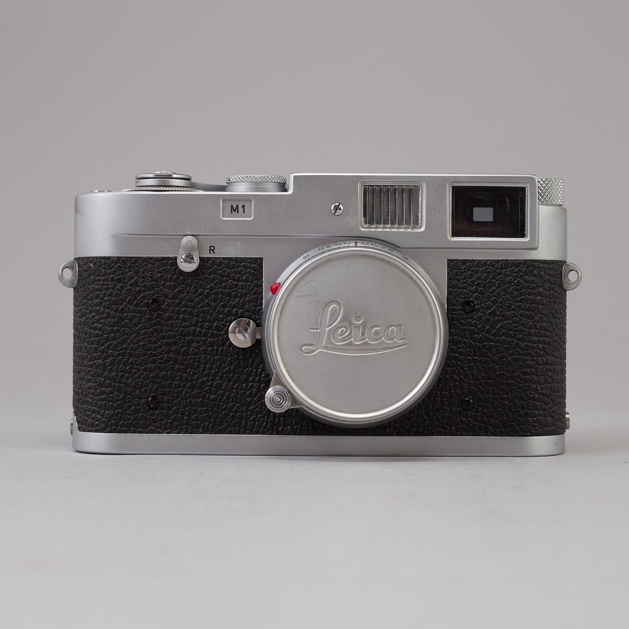 A chrome body Leica M1 no 1102018 from Wetzlar 1964. With Elmar f=5 cm 1:2.8.