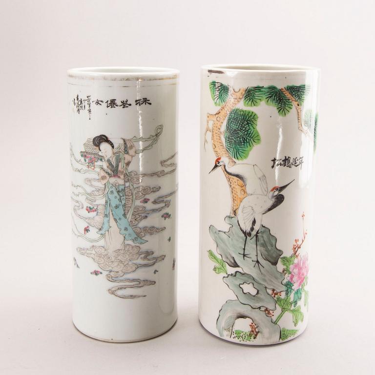 A set of two Chinese porcelain vases around 1900.