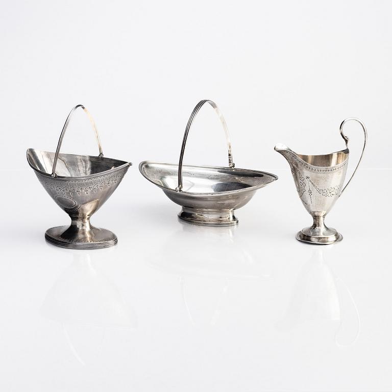 Skålar, 2 st, samt gräddkanna, silver, London, England, 1700-tal.