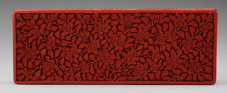 A red lacquered box with cover, Qing dynasty.