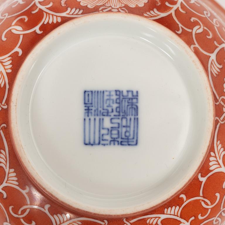 A coral red reserve decorated floral bowl, Qing dynasty.