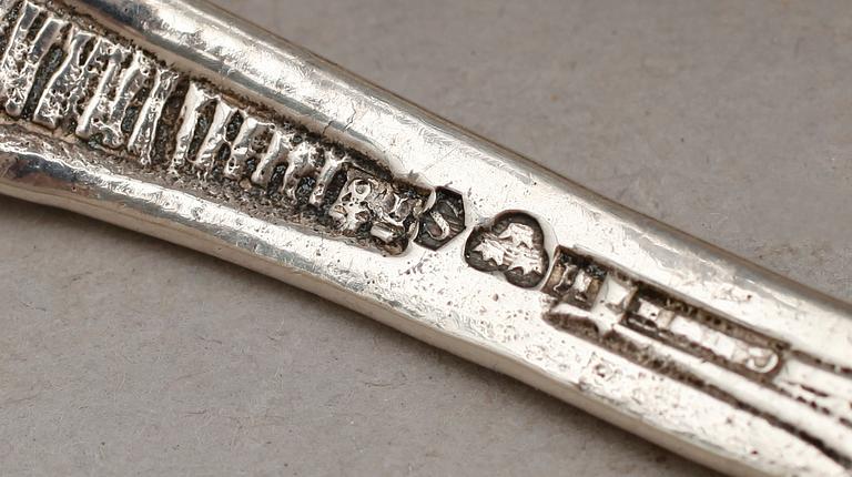 SOCKERSTRÖARE samt TÅRTSPADE, silver, 1900-tal. Vikt ca  192 g.