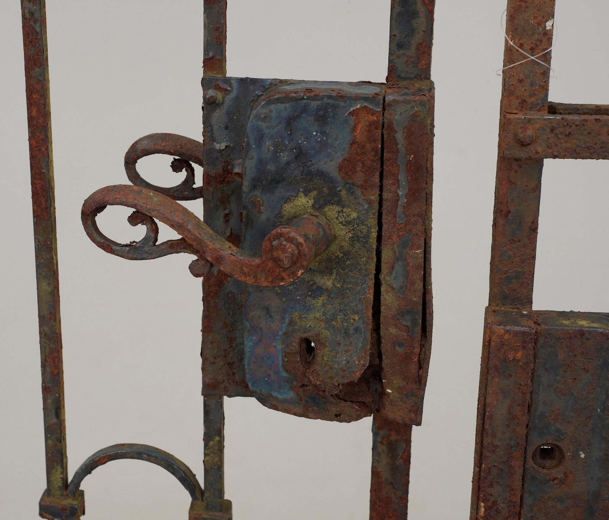 GRINDAR, tre delar, järnsmide, 1900-talets första hälft.